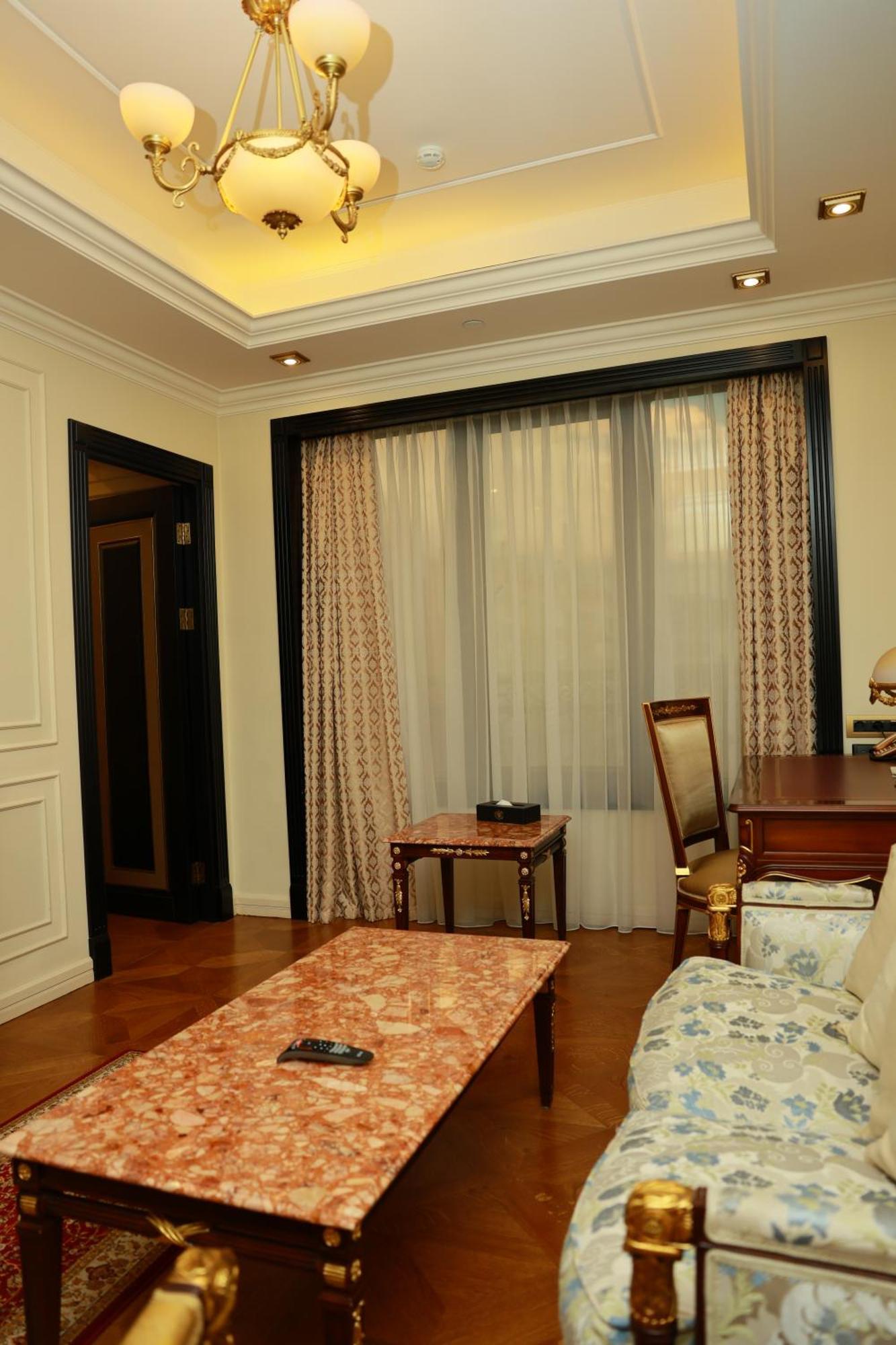 Golden Palace Hotel Jerevan Buitenkant foto