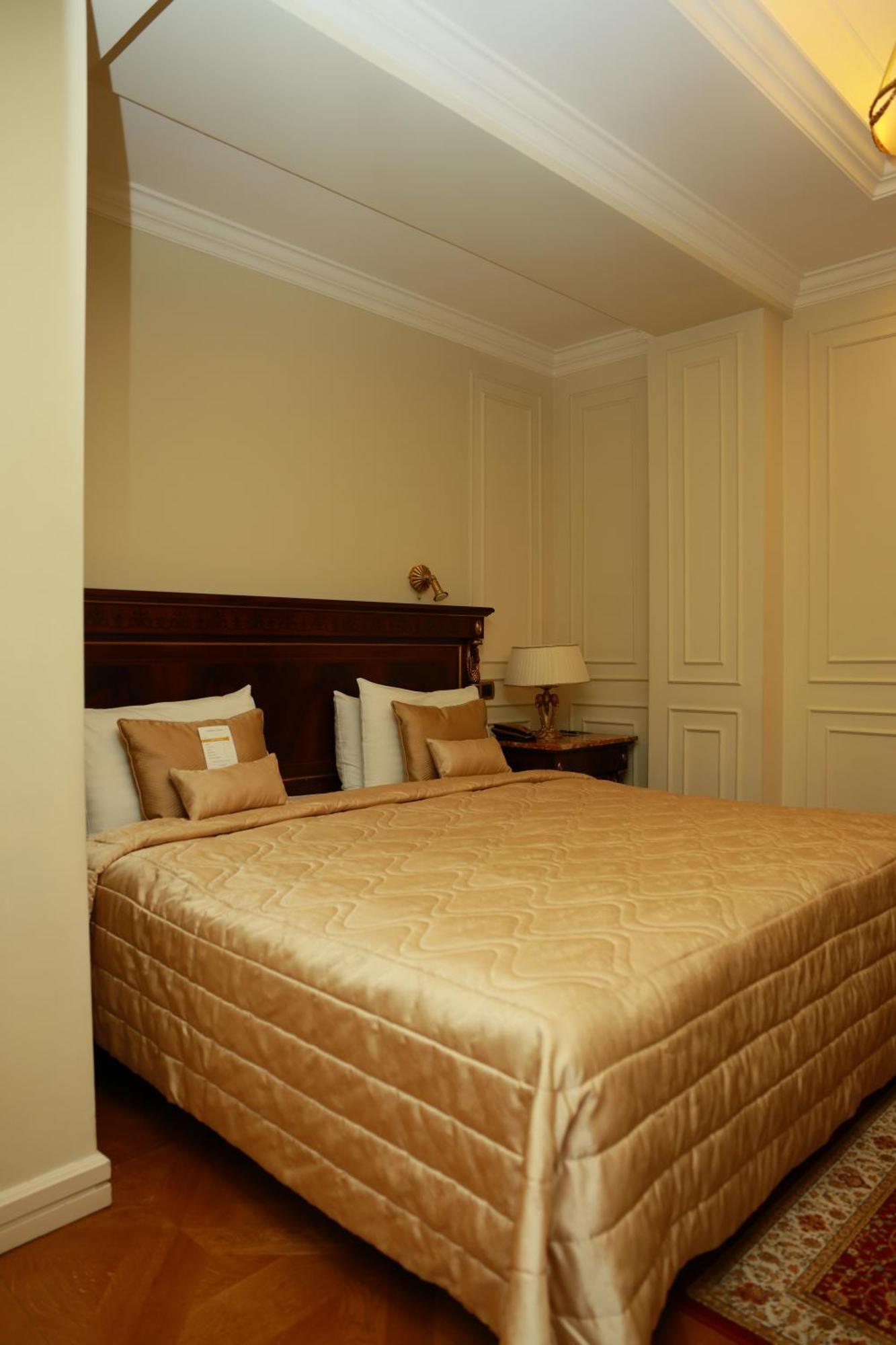 Golden Palace Hotel Jerevan Buitenkant foto