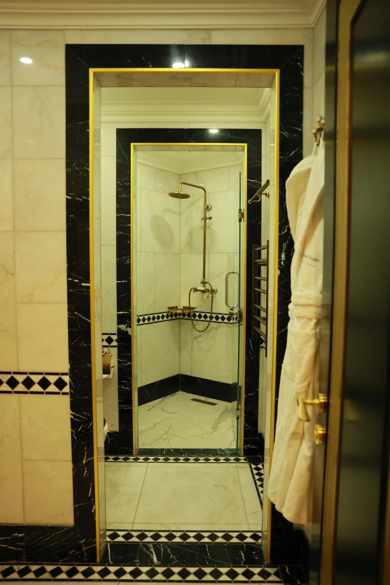 Golden Palace Hotel Jerevan Buitenkant foto